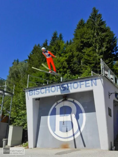 L.....o - Kamil Stoch skaczący z garażu na nartach

#skoki #kamilstoch #sport