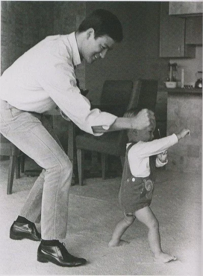 j.....n - Bruce Lee wraz ze swoim synem, Brandonem - fotografia z roku 1966
Brandon ...