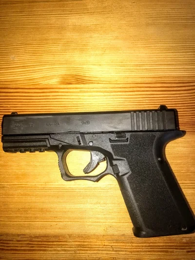 A.....k - Zwykły Glock jest nudny więc złożyłem sobie trochę ciekawszą wersję.
#bron...