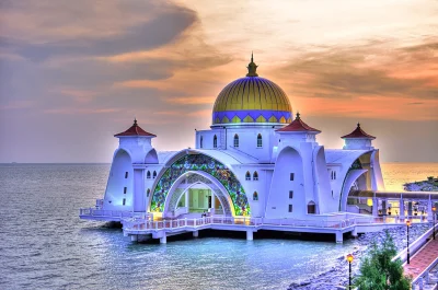 w.....a - Meczet Malacca Straits, zbudowany w 2006 na sztucznej wyspie Malacca w Male...