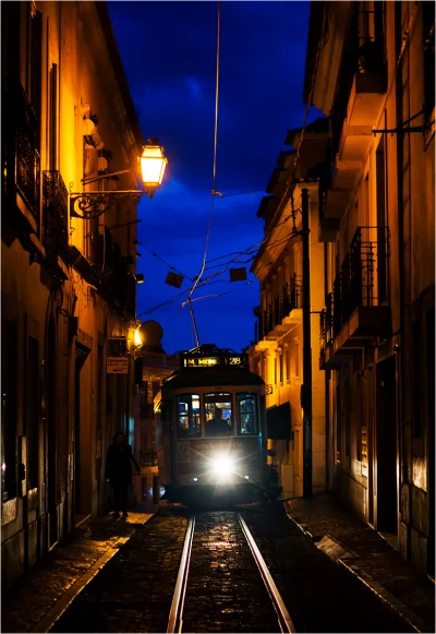 ff_91 - Lizbona, Rua das Escolas Gerais. Wieczorny tramwaj linii 28 pokonuje jedną z ...