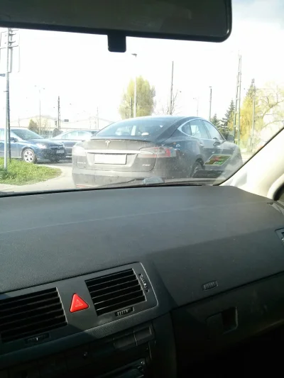 Krisskow - Tesla model S przyłapana w #krakow :). Tylko czemu taka brudna :/

#tesla ...