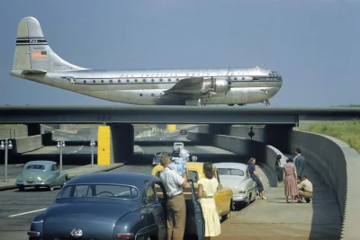 N.....h - Kierowcy podczas oglądania kołującego samolotu Boeing 377 Stratocruiser.
#...