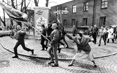 tojuzprzesada - Kobieta uderzająca torebką neonazistę
(szw. Kvinnan med handväskan)
...