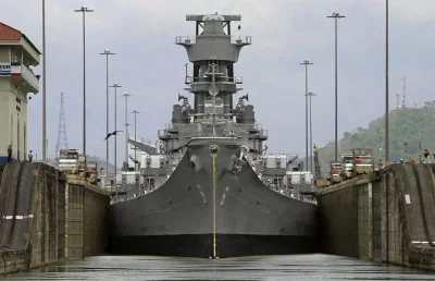 NowaStrategia - Okręt USS Iowa o szerokości 32,98 metra przepływa przez Kanał Panamsk...