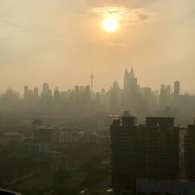 N.....y - Ale smog dziś w Kuala Lumpur. Szczególnie go widać o zachodzie słońca #nies...