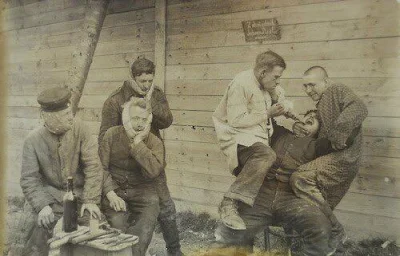 myrmekochoria - Polowy dentysta podczas I wojny światowej, 1917 rok.

#starszezwoje...