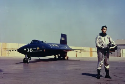 s.....w - Pilot testowy Scott Crossfield przy samolocie rakietowym X-15 tuż po locie,...