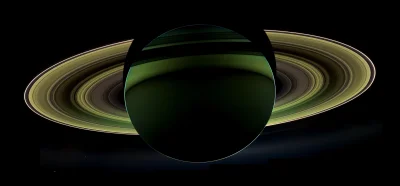 s.....w - Po nocnej stronie Saturna razem z Enceladusem (bliżej pierścieni) i Tetydą ...