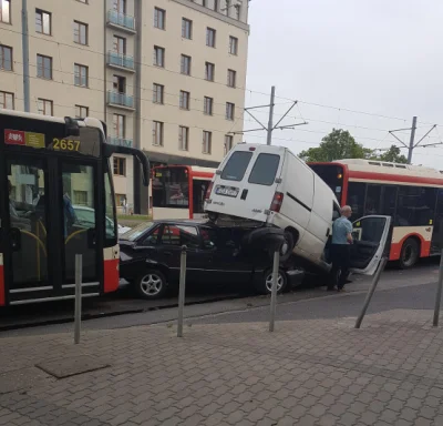 reddin - Ach te gdańskie autobusy:

 Pod Zieleniakiem autobus wjechał w poprzedzając...