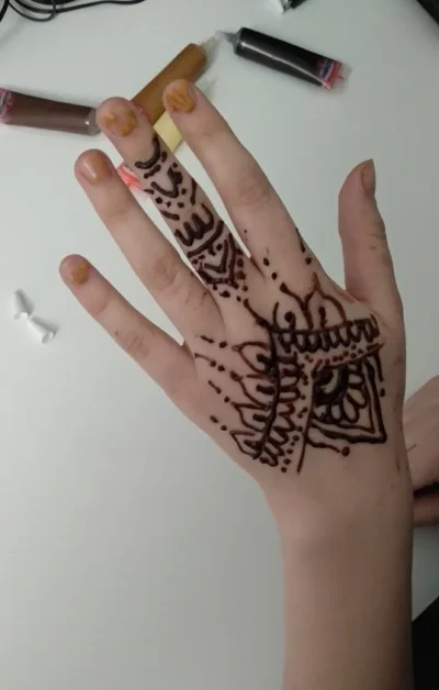AssirevarAnahid - Mirki, jak fituje mój nowy arabski tatuaż henną?

SPOILER