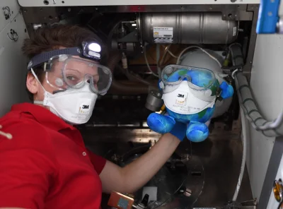 L.....m - Drugiego dnia na ISS Ziemski hydraulik sprawdza instalację, aby zapewnić be...