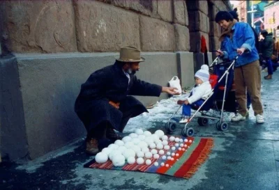 brusilow12 - Mężczyzna sprzedaje śnieżki, USA 1983 rok ( ͡° ͜ʖ ͡°)


#fotohistoria...