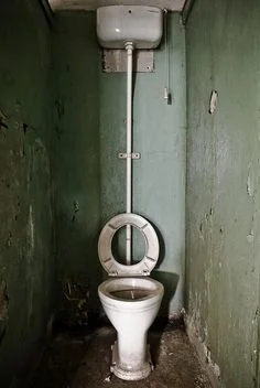 Keris - To tylko trochę brudna, ale całkiem dobra toaleta, wystarczy wyczyścić. Przyp...