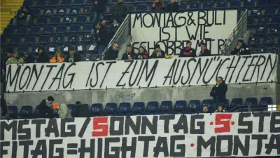 Poldi7777 - W Dusseldorfie protest kibiców przeciwko rozgrywaniu meczów ligowych w po...