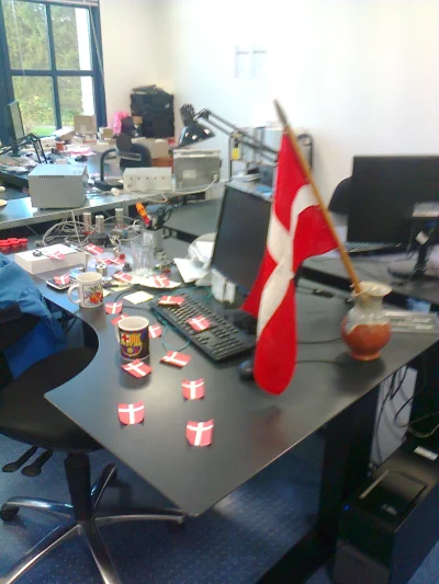 rivui - @LowcaAndroidow: No i jeszcze zdjecie mojego biurka w pracy w moje urodziny w...