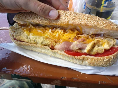 qualin - @Ebane: tak wygląda kanapka z jajkiem (omlet, smażony bekon, pomidory, ser c...