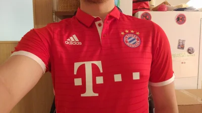 marjanoos - Otrzymałem wczoraj 2 koszulki meczowe, jedną Bayernu i jedną Milanu. Mila...