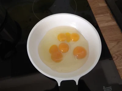 hanksters - #pytanie

Wbiłem dopiero 3 jajka, a tu już 5 żółtek. O co chodzi?
