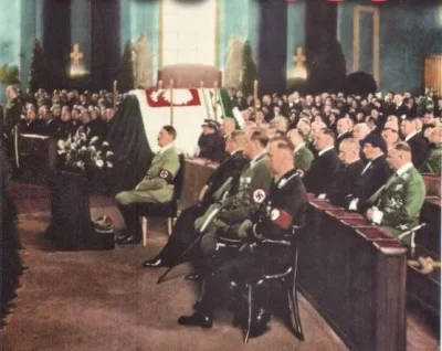 wojna - Zdjęcie przedstawiające Adolfa Hitlera uczestniczącego we mszy świętej na cze...