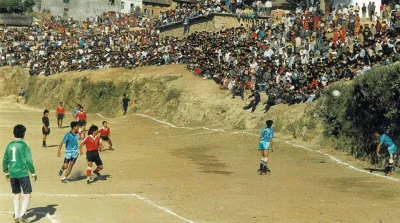 Pshemeck - 1995 rok. Himaleje. Mecz w Nepalu przy granicy z Tybetem.
#pilkanozna #hi...