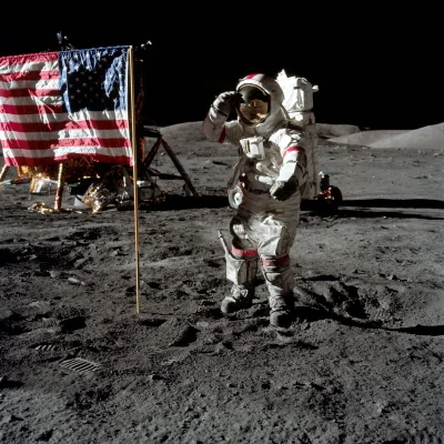 d.....4 - Gene Cernan salutujący przy fladze. 

Apollo 17, grudzień 1972. 

#kosmos #...