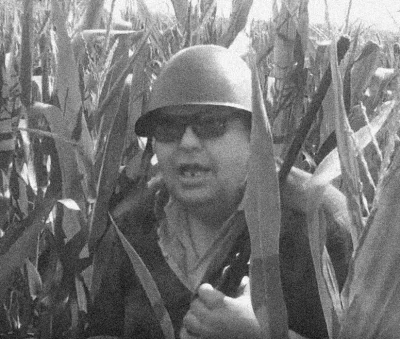 PoczestujSie - Wojna Wietnamska - 1957r. Dowódca skradający się w zaroślach.

#such...