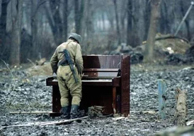 Talvisota - Rosyjski żołnierz gra na porzuconym pianinie. Czeczenia, 1994 rok.(prawdo...
