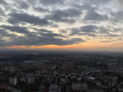 hodakhodak - Fajny widoczek macie z tego #skytower mordeczki z #wroclaw. Tym bardziej...