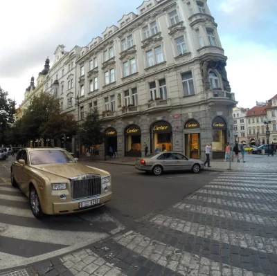 KKKas - Lekkie przegięcie. Złoty Rolls-Royce na dubajskich blachach w... Pradze ;-)

...