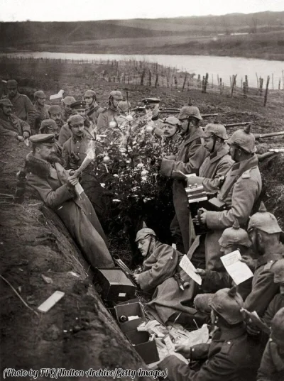 armi96 - Święta w niemieckim okopie podczas Pierwszej Wojny Światowej. Około 1915 rok...