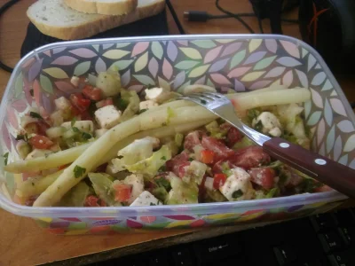 CreativePL - Moja mama chyba zaglebila sie w kuchnie "fusion" 

Salatka z sera feta...
