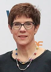 stolemy - @Heexi: Niemcy
https://pl.wikipedia.org/wiki/Annegret_Kramp-Karrenbauer