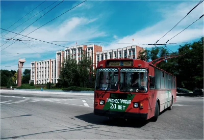 ff_91 - Tyraspol, Naddniestrze. Trolejbus linii 2 zawraca przed siedzibą rządu Republ...