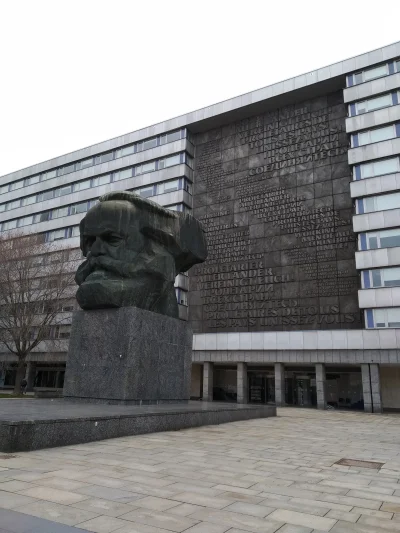 marreczek - Gdzieś koło 5:20 jest pomnik Karola Marksa z Chemnitz. To gówno tam ciągl...