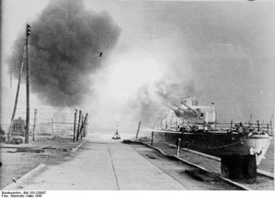 S.....r - Na zdjęciu niemiecki krążownik "Leipzig" w gdyńskim porcie ostrzeliwujący z...