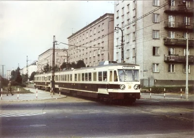 marc1027 - Pociąg WKD na ulicy Szczęśliwickiej w Warszawie, lata 70. Hybryda pociągu ...