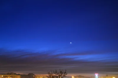 KubaGrom - Tuż przed świtem.
Nad horyzontem bardzo jasna planeta Wenus obok błękitne...