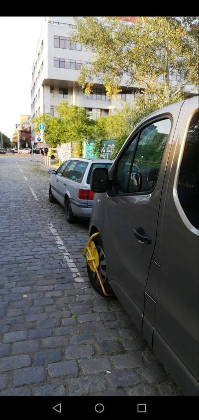 Warniak - W drodze między Salonikami a Bukaresztem wpadłem na obiad do Sofii. Godzink...