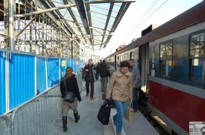 BartlomiejS - Jedni z pierwszych pasażerów na "nowym" peronie 5 dworca Wrocław Główny...