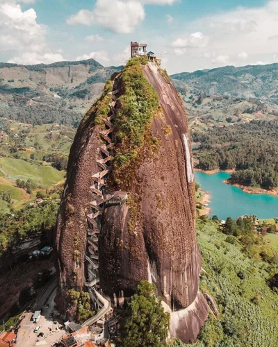 Castellano - Rock of Guatapé. El Peñol. Kolumbia
foto: Tellus To Travel
#fotografia...