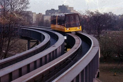 yolantarutowicz - @zkmowiec: Podrzucam opis po polsku: 

M-Bahn - magnetyczna kolej...