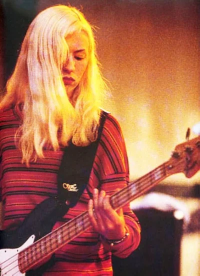 a.....s - #kobietyzgitarami 

D'arcy Wretzky (The Smashing Pumpkins)