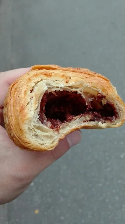 WuDwaKa - Croissant wydmuszka o smaku orzechowym... 
To już 7days ma więcej nadzienia...