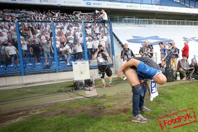 Merytoryk - Zastanawiacie się jak kibice wnoszą race na stadion. Otóż juz wam mówię. ...