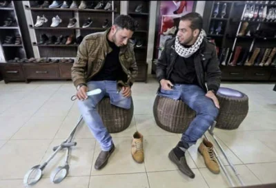 K.....t - Dwaj palestyńscy przyjaciele stracili nogi w nalocie, od tego czasu wspólni...