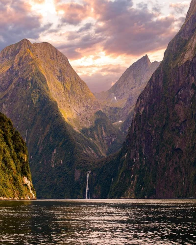 bkwas - Milford Sound, Nowa Zelandia (ʘ‿ʘ)

#redditorkrzak #reddit #kalkazreddita #...