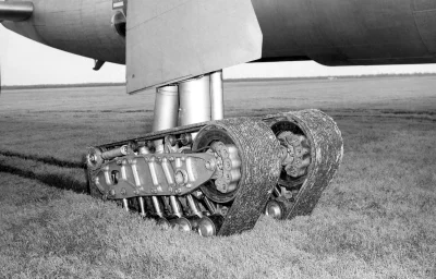 s.....w - Eksperymentalne podwozie gąsienicowe ciężkiego bombowca Convair B-36. Odrzu...