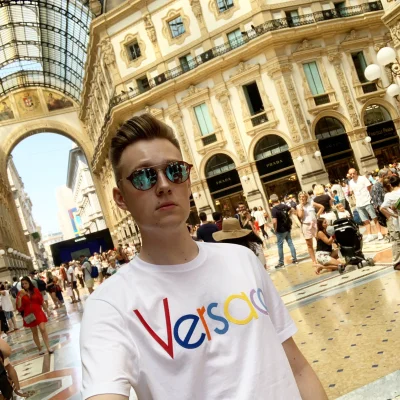 WujekRada - To ja w koszulce za 1600 a w tle PRADA 

Pojechałem do Włoch wydać trochę...