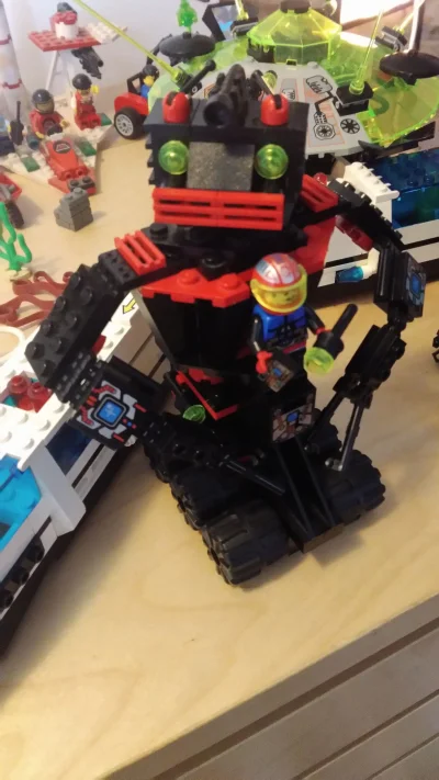 t..... - @tixe: A tydzień temu taki:

Lego 6889 Recon Robot :>